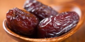 قصة المجنون والتمر Dates-300x150