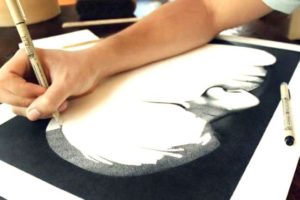 صورة شخص يرسم لوحة قصص واقعية