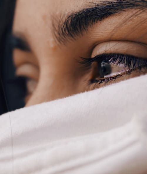 حين تبتسم الحياة فتكشر عن أنيابها