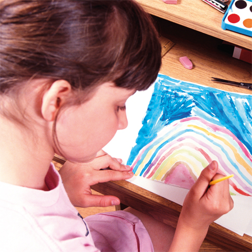 طفلة ترسم بألوانها