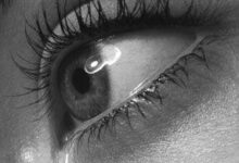 دموع تتساقط من عين فتاة جميلة.