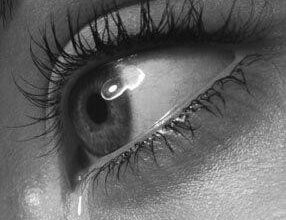 دموع تتساقط من عين فتاة جميلة.