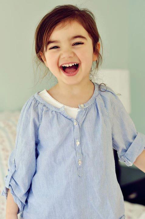 طفلة تضحك بشدة.