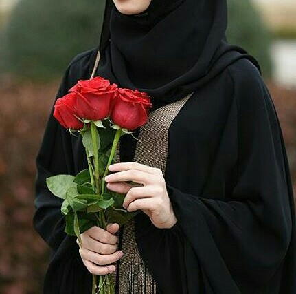 ورد جميل بيد فتاة أجمل.