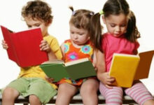 أطفال يقرأون قصصا.