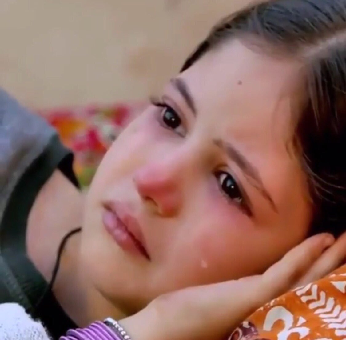 طفلة أرهق قلبها الحزن.