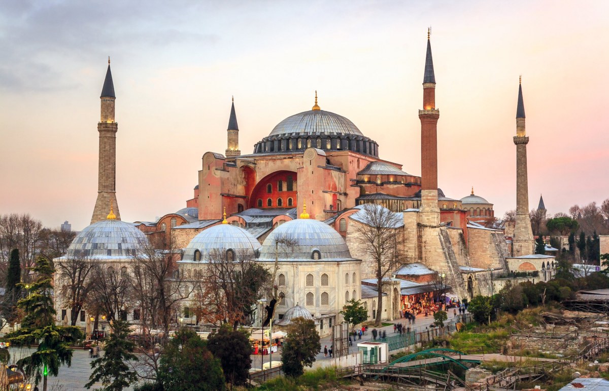 صورة توضح مبنى آيا صوفيا
