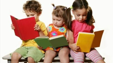 أطفال يقرأون.