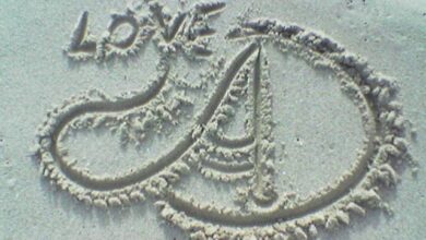 حرف الحبيب محفور على الرمال.