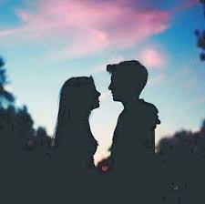 شاب وفتاة عاشقان.