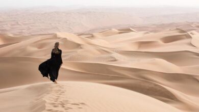 فتاة تائهة في الصحراء.