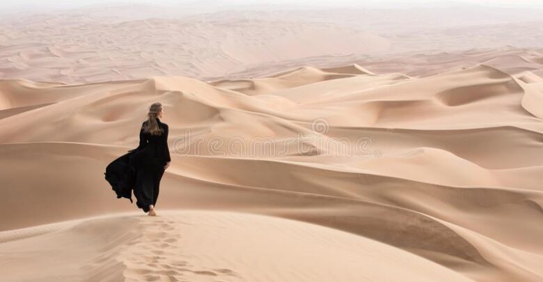 فتاة تائهة في الصحراء.