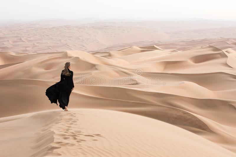 فتاة تائهة في الصحراء.