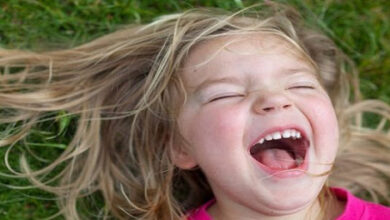 طفلة جميلة تضحك بشدة.