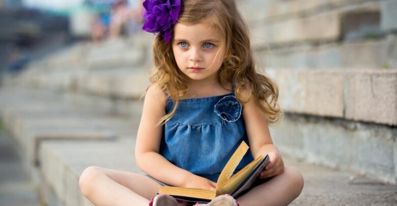 صغيرة مولعة بالقراءة.