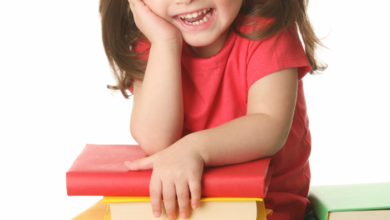 طفلة صغيرة تقرأ.