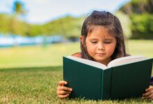 طفلة تقرأ قصصا.