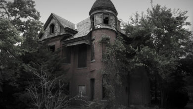 منزل مهجور ومخيف.