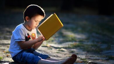 طفل لديه شغف للقراءة.