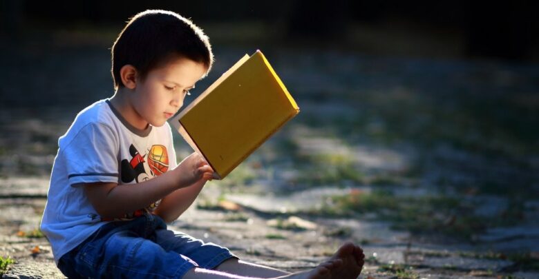 طفل لديه شغف للقراءة.