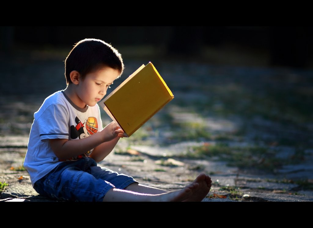 طفل لديه شغف للقراءة.
