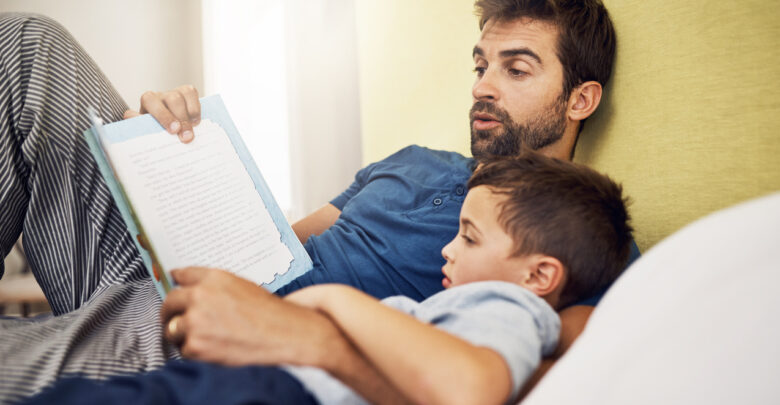 والد يقرأ لصغيره قصة قبل النوم.