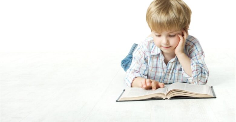 طفل محب للقراءة.
