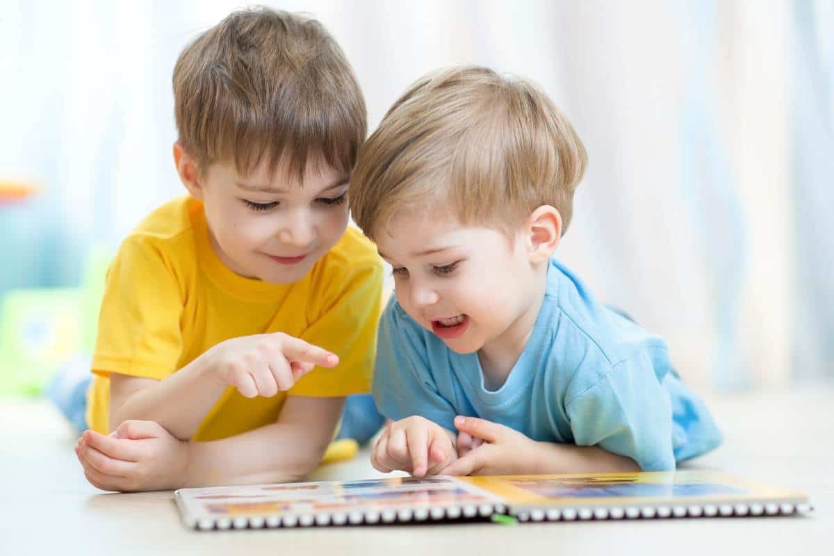 أطفال يقرأون قصصا.