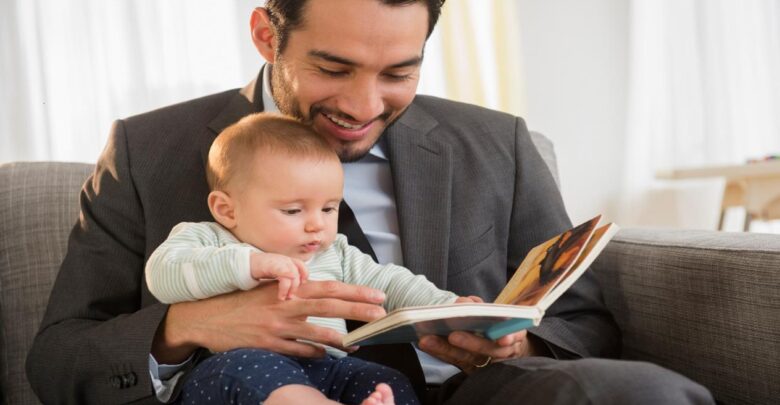 والد يقرأ لطفله قصة.