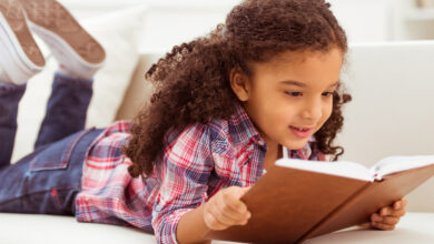 طفلة تقرأ قصصا.