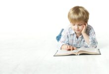 طفل يقرأ قصصا.
