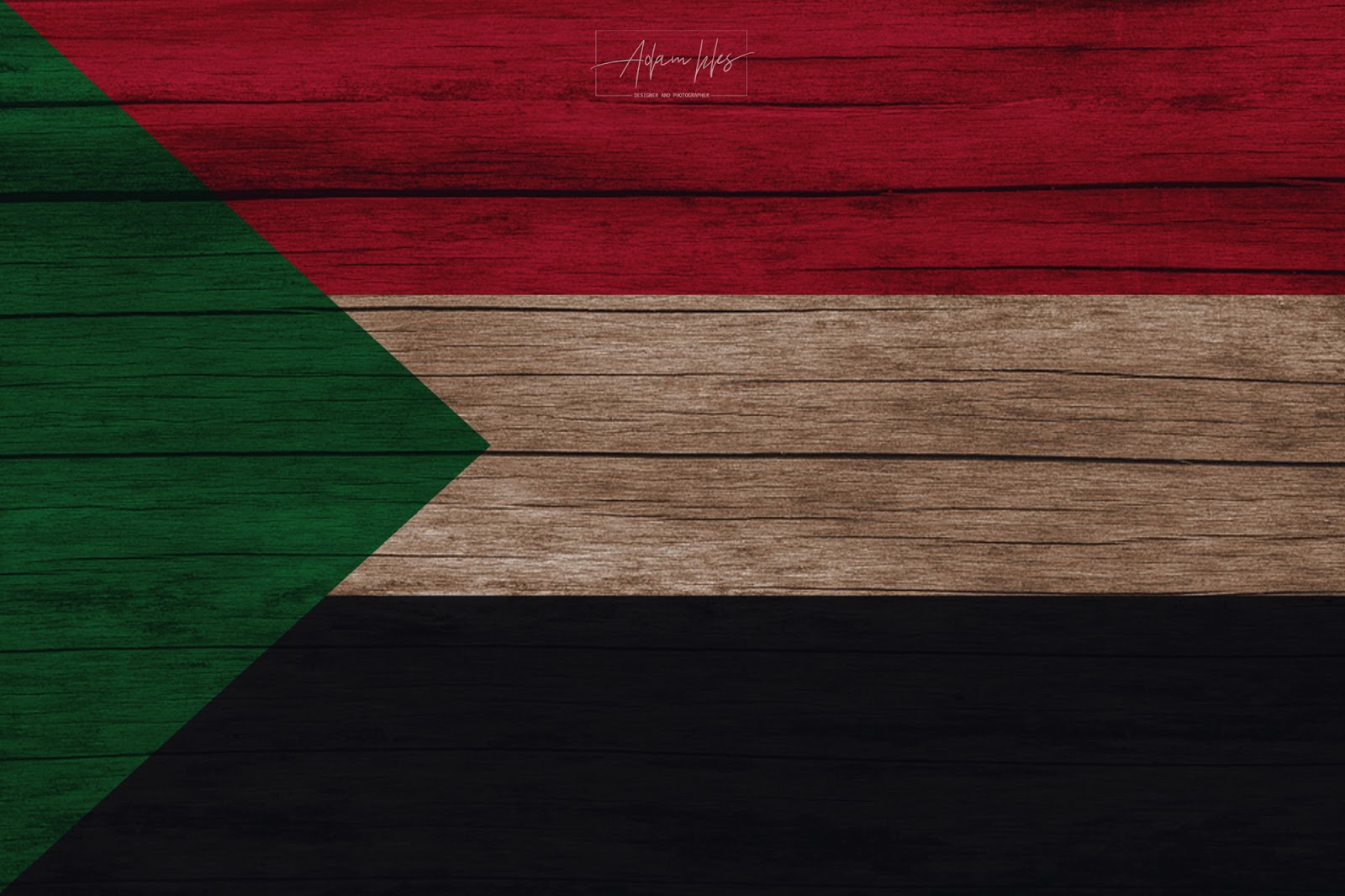 علم السودان مرسوم على لوح خشب.