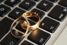 صورة تعبر عن الزواج عبر الانترنت.