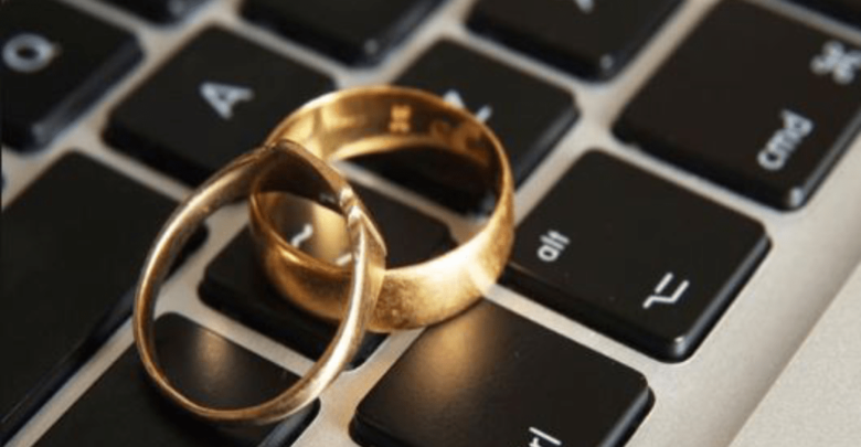 صورة تعبر عن الزواج عبر الانترنت.