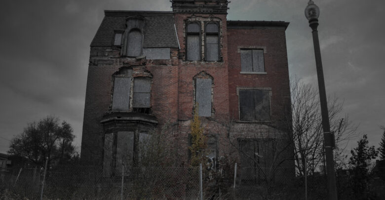 منزل مرعب ومخيف للغاية.