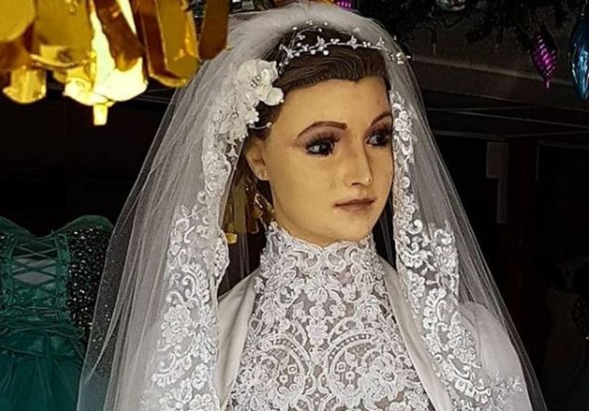 العروسة المسكونة بروح ابنة مالك المحل