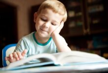 صورة طفل يقرأ