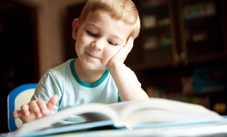صورة طفل يقرأ