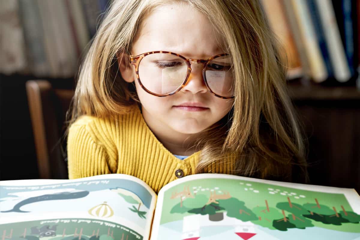 صورة طفلة تقرأ